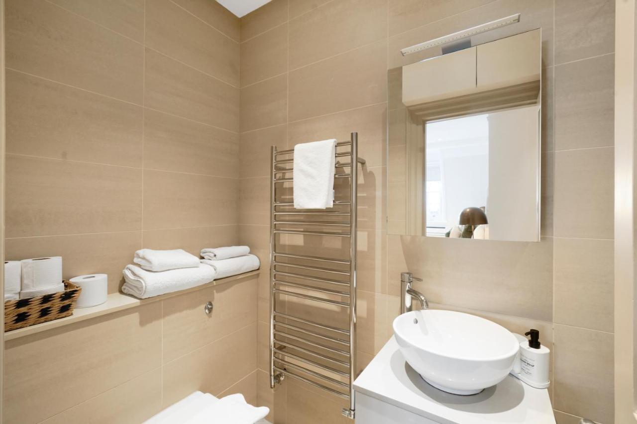 Spacious And Modern 4 Beds Home In Kensington Лондон Экстерьер фото