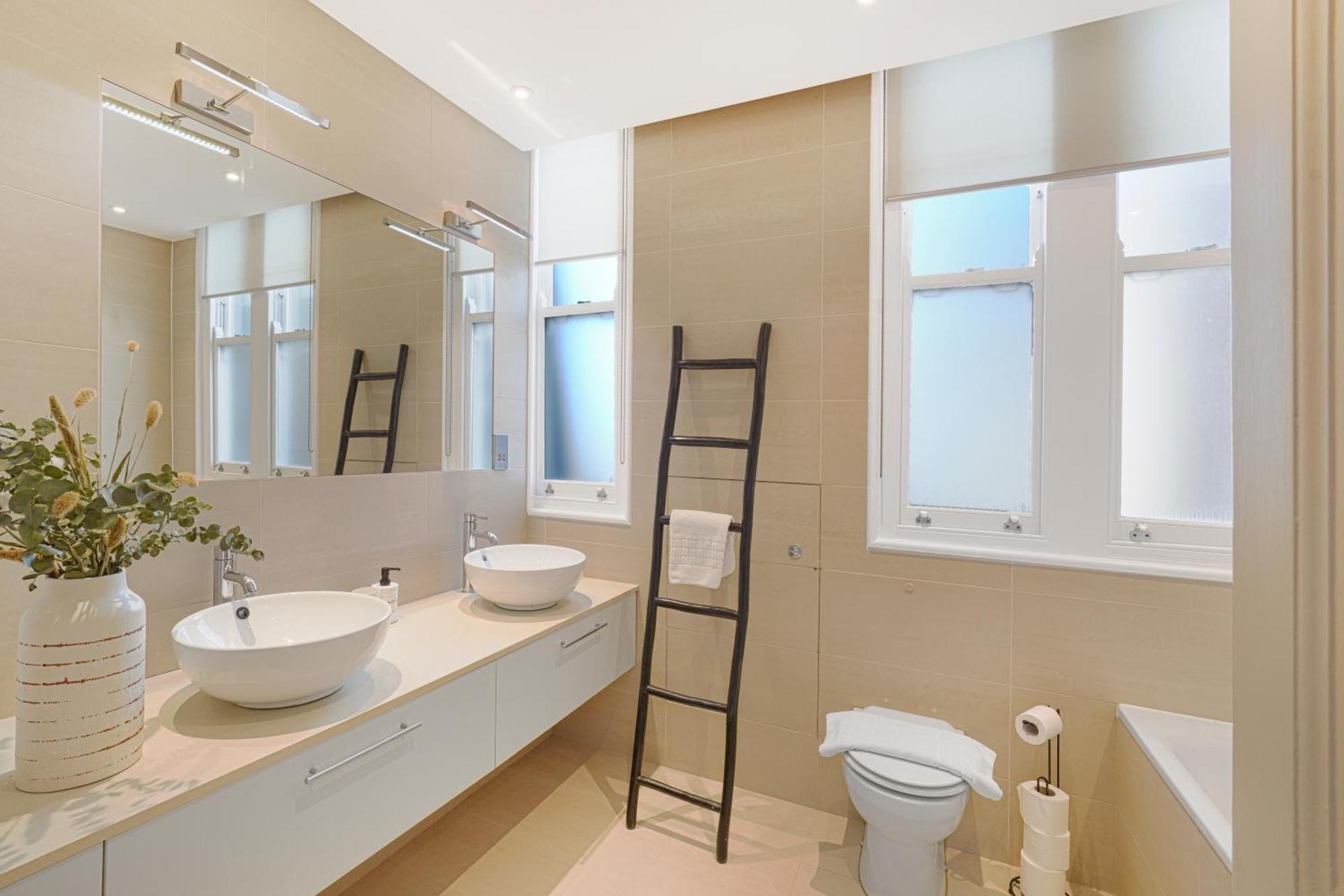 Spacious And Modern 4 Beds Home In Kensington Лондон Экстерьер фото