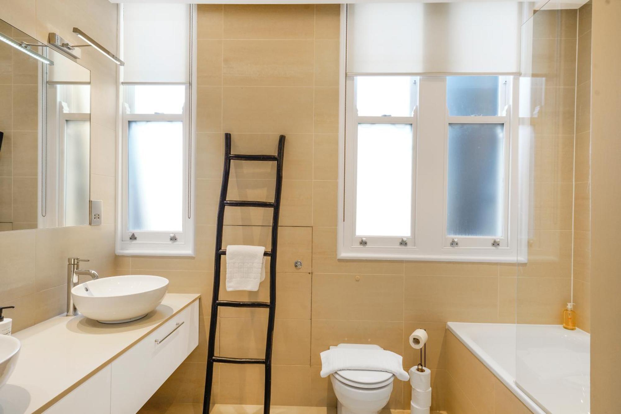 Spacious And Modern 4 Beds Home In Kensington Лондон Экстерьер фото