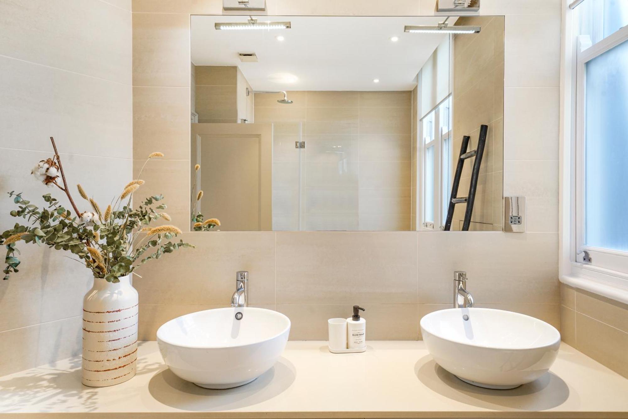 Spacious And Modern 4 Beds Home In Kensington Лондон Экстерьер фото